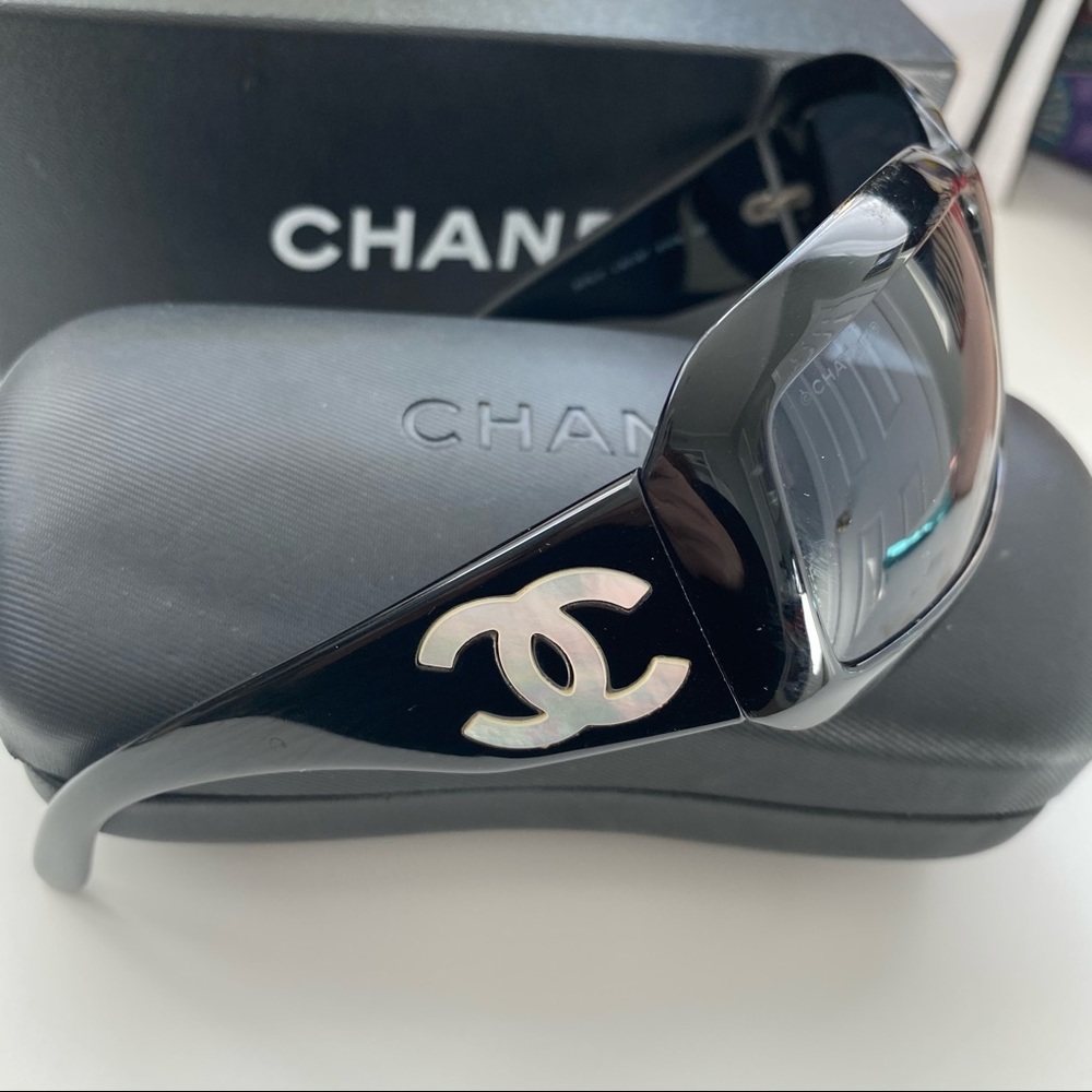 CHANEL
Mother of Pearl Sunglasses 5076H Black